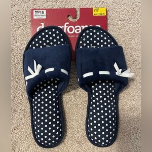 Dearfoams women’s slippers. Navy/white. Size 9-10. New w/ tags. Smoke free home